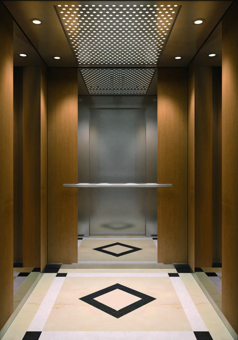 Interior de cabina de elevador revestida em lâmina de madeira com detalhes em aço inoxidável